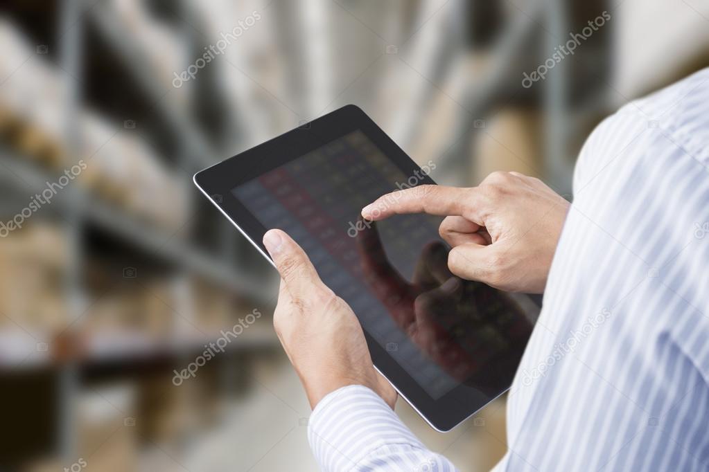 Centro logístico con pantallas mostrando información en tiempo real