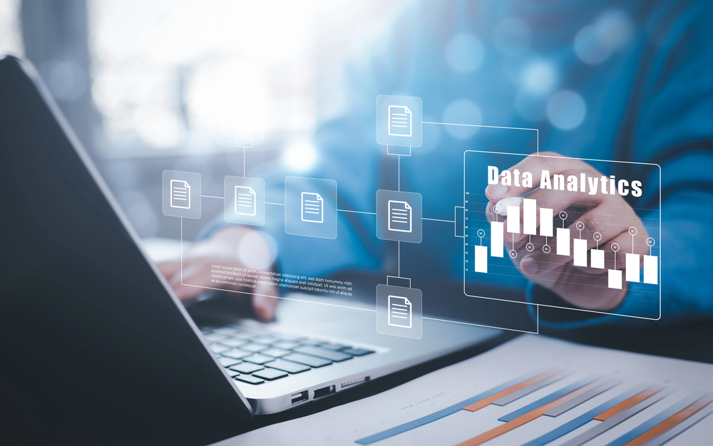 Pantallas de sistemas ERP y dashboards en una oficina moderna