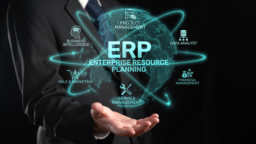 Pantalla con panel de control ERP en una computadora portátil